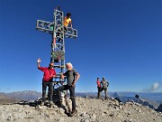 50 Alla croce di vetta del Pizzo Arera (2512 m) con amici di Merate